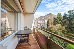 Un balcón con mesa y sillas y una vista en Lapis lazuli - T3 parking proche lac, en Annecy 28 fotos más