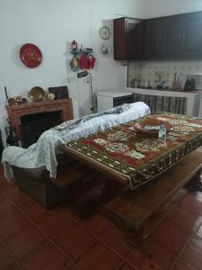 una mesa con una manta en la cocina en Giacometti Alentejo Peroguarda His last Desire, en Peroguarda