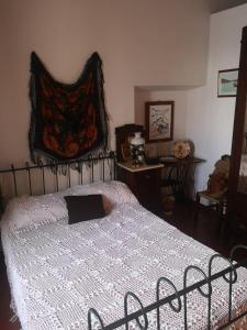 Un dormitorio con una cama con una manta. en Giacometti Alentejo Peroguarda His last Desire, en Peroguarda