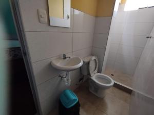 małą łazienkę z toaletą i umywalką w obiekcie Hospedaje LOS OLIVOS w mieście Ayacucho