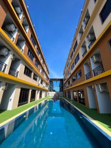 un patio de un edificio de apartamentos con piscina en Baan Plaifah Khao Yai Hotel en Khao Yai