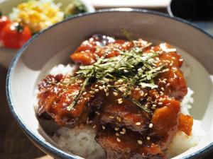 un tazón de comida con carne y arroz en Hotel Alpha-One Ogori, en Yamaguchi