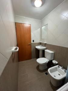 łazienka z toaletą i umywalką w obiekcie Departamento Premium Céntrico w mieście Salta