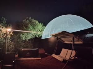 a dome tent with a table and a drum at MEYAHUALLI GLAMPING in Huasca de Ocampo