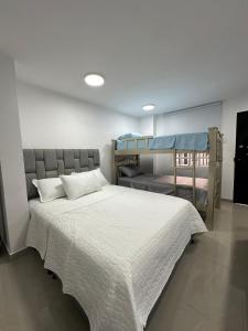 מיטה או מיטות בחדר ב-Apartamento, Las flores
