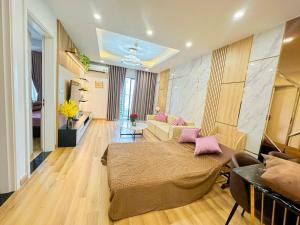 1 dormitorio con 1 cama y sala de estar en TMS Apartments Quy Nhơn, en Quy Nhon