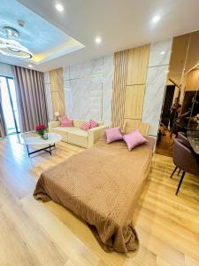 1 dormitorio con 1 cama grande y sala de estar en TMS Apartments Quy Nhơn, en Quy Nhon