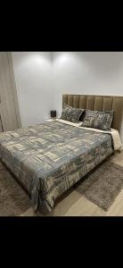 アリアナにあるRésidence les Amaryllisの大型ベッド1台(毛布付)が備わるベッドルームです。