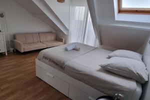 ein Schlafzimmer mit einem Bett und einem Sofa in einem Zimmer in der Unterkunft Accès rapide 10' de Disney & 30' de Paris - Proche gare & bus in Esbly