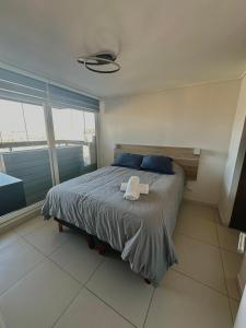 1 dormitorio con 1 cama con 2 toallas en Gran Vista al Mar Moderno Depto Costa Montemar en Concón