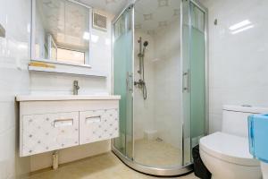 un bagno con doccia in vetro e WC di Serveyou International Apartment - Free Airport Pickup & Free Canton Fair Shuttle Bus a Canton