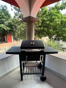 a barbecue grill sitting on a table on a porch at NOVAPARK FERROVIARIA in Guayaquil