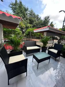 a group of chairs and tables on a patio at NOVAPARK FERROVIARIA in Guayaquil