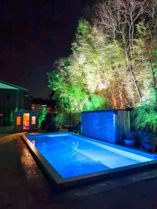 una piscina en un patio trasero por la noche en 史跡旅館 花月大正館 en Takeo