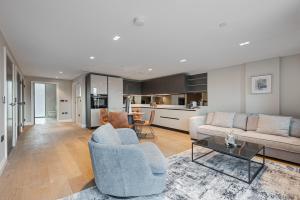 sala de estar con sofá y mesa en Arcadia Residences - Luxury Apartments in Kensington en Londres