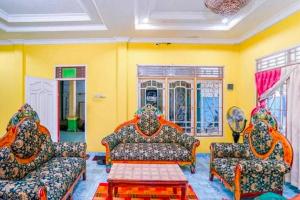 - un salon avec deux canapés et une table dans l'établissement Hotel Alam Lestari RedPartner, à Palembang