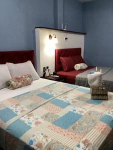 - une chambre avec deux lits et un canapé dans l'établissement Casa Victoria, à San Benito