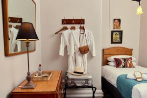 1 dormitorio con 1 cama y 1 mesa con lámpara en The Australian Heritage Hotel, en Sídney