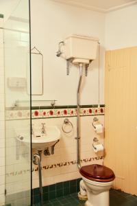 uma casa de banho com um WC e um lavatório em The Australian Heritage Hotel em Sydney