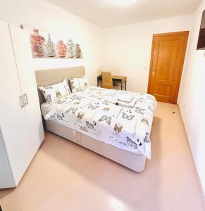 1 dormitorio con 1 cama en una habitación blanca en Economy room, en Alicante