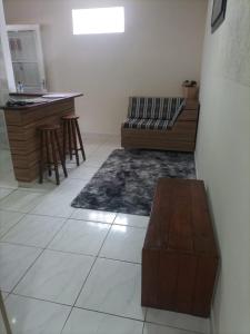 sala de estar con sofá y mesa en Cantinho Aconchego, en Santo Antônio do Pinhal