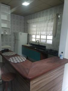 a kitchen with a counter top and a refrigerator at Cantinho Aconchego in Santo Antônio do Pinhal