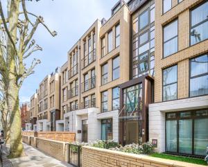 una fila de edificios en una calle de la ciudad en Arcadia Residences - Luxury Apartments in Kensington en Londres