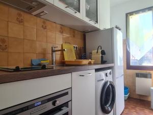 uma cozinha com um lavatório e uma máquina de lavar roupa em Studio Collioure, 1 pièce, 3 personnes - FR-1-309-234 em Collioure