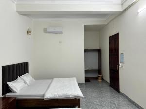 a bedroom with a bed and a door in it at Hotel Minh Thắng in Phủ Nho Quan