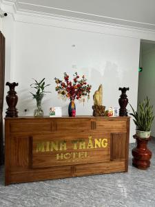 a wooden buffet with flowers on top of it at Hotel Minh Thắng in Phủ Nho Quan