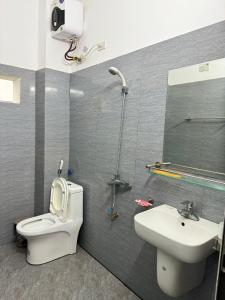 y baño con aseo, lavabo y ducha. en Hotel Minh Thắng, en Phủ Nho Quan