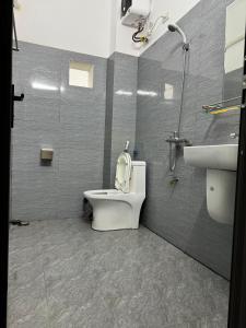 a bathroom with a toilet and a sink at Hotel Minh Thắng in Phủ Nho Quan