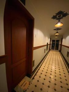 a hallway with a door and a tiled floor at Cómodo céntrico y acogedor apartamento in Tarija