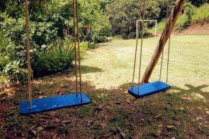 Um jardim em Casa ampla, 2 qtos, varanda, região de Extrema