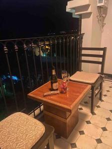 a table with a bottle of wine and two chairs at Cómodo céntrico y acogedor apartamento in Tarija