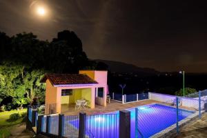 A piscina localizada em Casa ampla, 2 qtos, varanda, região de Extrema ou nos arredores