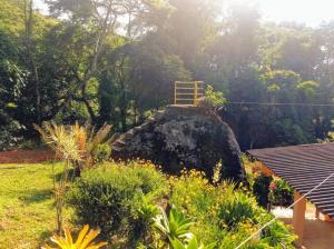 Um jardim em Casa ampla, 2 qtos, varanda, região de Extrema