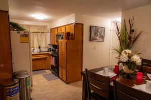 uma cozinha com uma mesa e um frigorífico em Spacious Comfy Room in Cozy Classy Duplex em Brooklyn