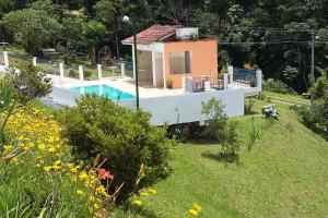 Um jardim em Casa ampla, 2 qtos, varanda, região de Extrema
