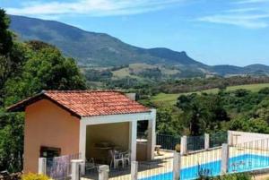 Uma vista da montanha tirada da casa de temporada 