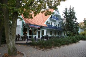 帕兰加维拉瑞比酒店的蓝色和白色的建筑,有红色屋顶