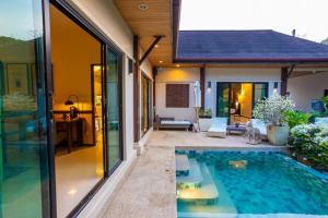 een huis met een zwembad in de achtertuin bij Summer Dream 3-Bedroom pool villa in Ban Saiyuan (1)