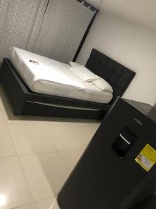 een bed in een kamer met een zwart-wit matras bij Apartamentos Rodadero Nabusimake11 in Rodadero