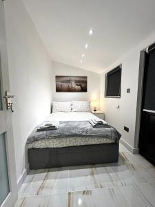 a bedroom with a large bed in a room at Central London Zone 1 apartment in London