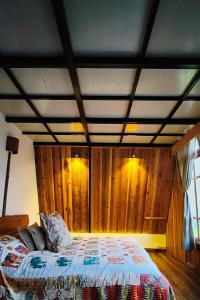 1 dormitorio con 1 cama con paredes de madera en Zangmo Lee Baam Rezay gangtok Sikkim, en Gangtok