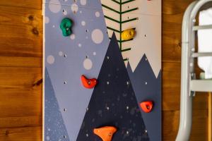 Φωτογραφία από το άλμπουμ του The Copper Bird Mid Century Hot tub Arcade Gameroom Rock Climbing wall σε Gatlinburg +82 φωτογραφίες