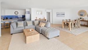 een woonkamer met een bank en een tafel bij Penthouse Esplanade Cowes - Beach Front - Sea View in Cowes