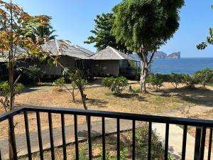 une maison sur la plage avec l'océan en arrière-plan dans l'établissement HIP Seaview Resort @ Phi Phi, sur les Îles Phi Phi