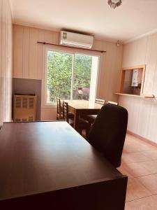 坦迪尔Duplex del Parque的有桌子和窗户的餐厅