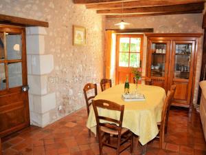 ein Esszimmer mit einem gelben Tisch und Stühlen in der Unterkunft Gîte Paulmy, 4 pièces, 7 personnes - FR-1-381-321 in Paulmy